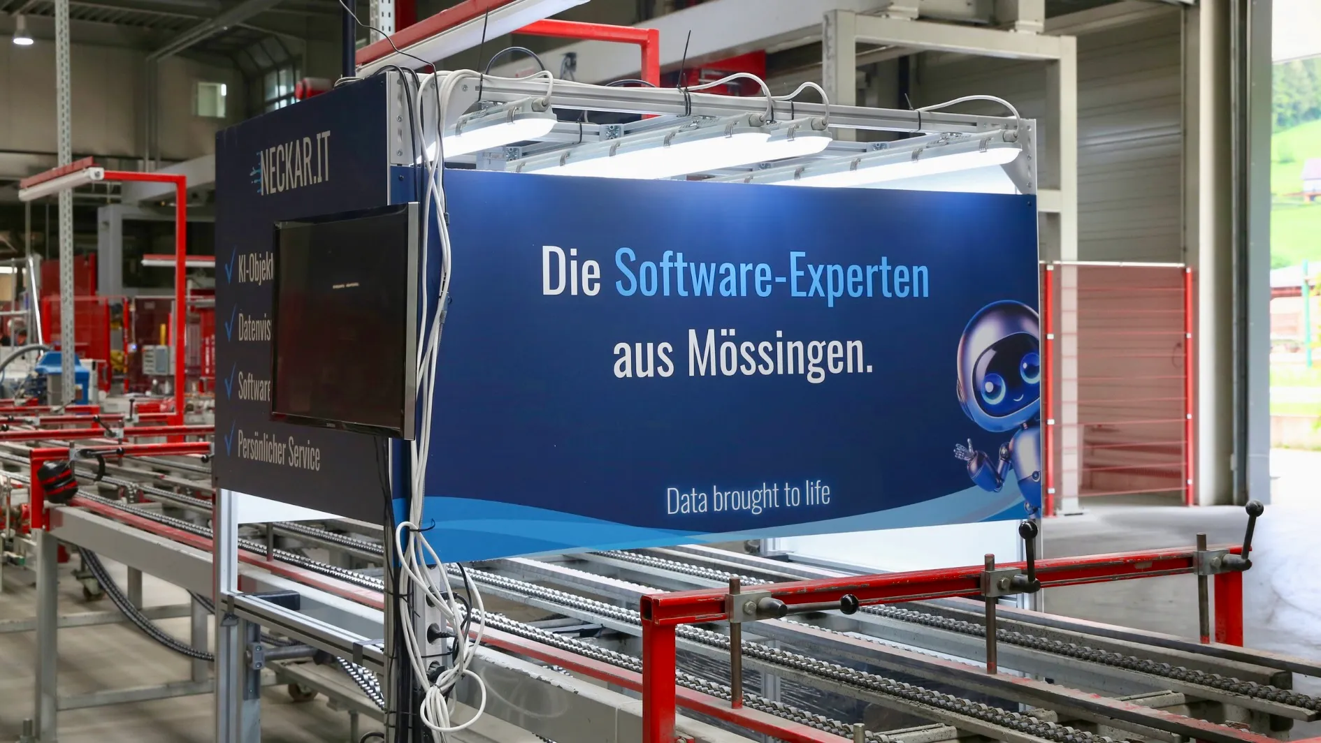 Monitor mit Live-Ansicht der KI-Objekterkennung