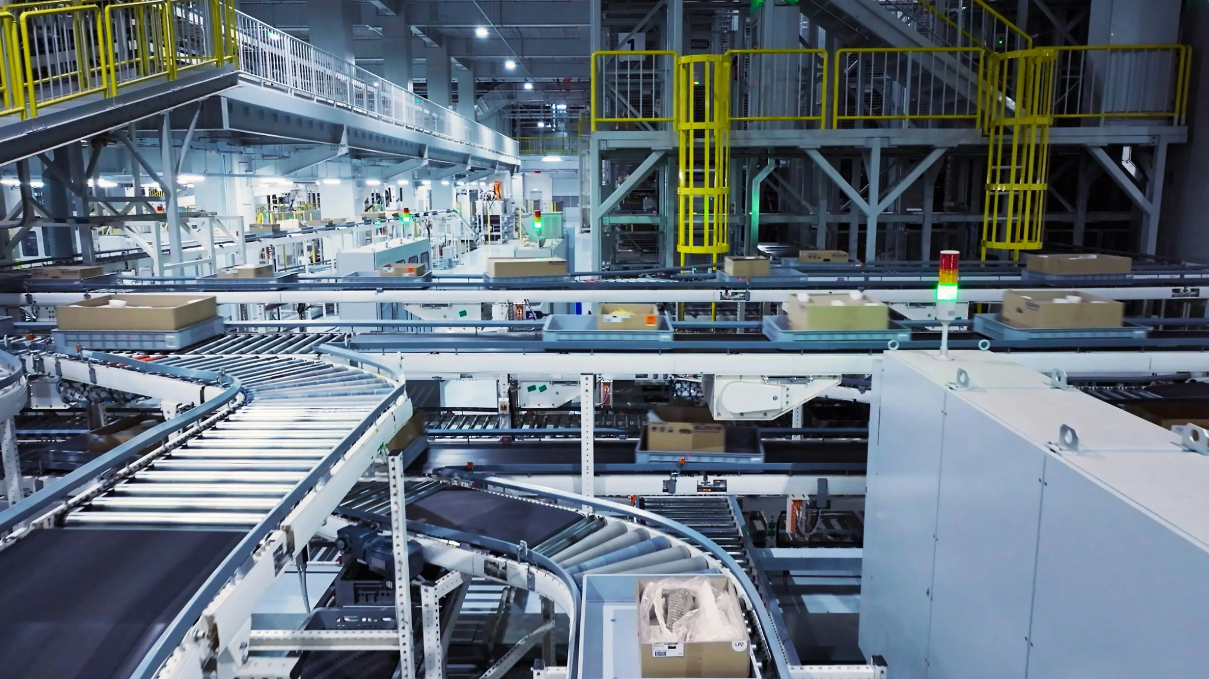 Smart Factory: vernetzte Produktionshalle mit automatisierten Maschinen und Materialfluss