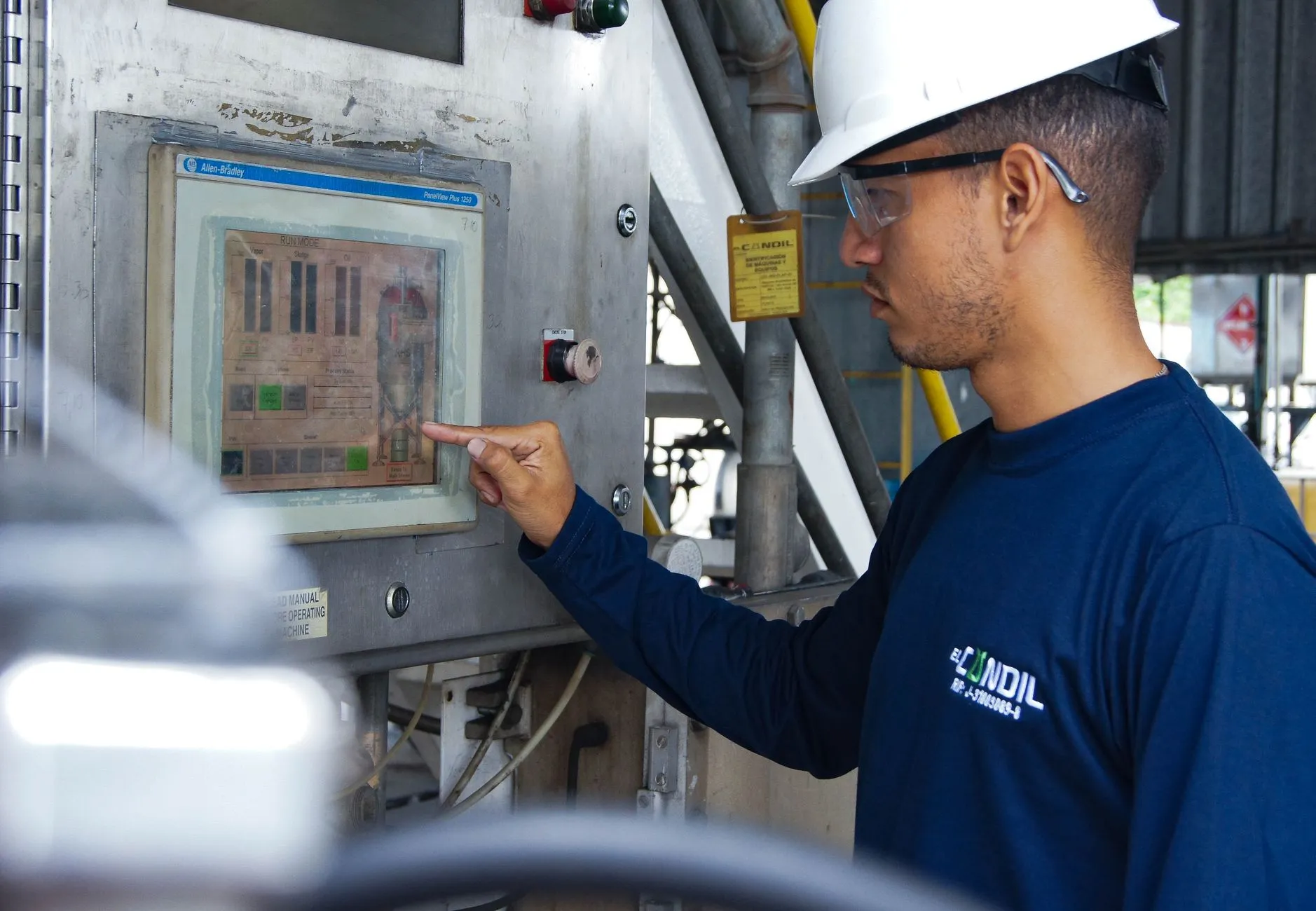 Werker überwacht an einem Steuerpult Sensordaten für Predictive Maintenance – ein zentraler Vorteil von KI in der Produktion