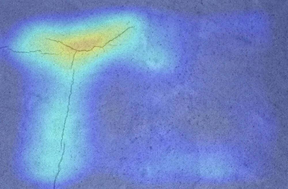Dieselbe Betonplatte mit KI-Heatmap: der Rissverlauf ist als farbige Fläche markiert