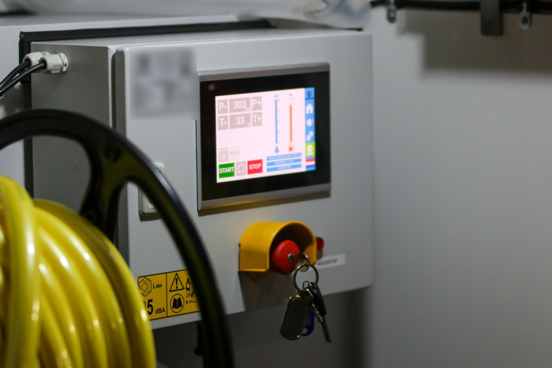 Digitale Transformation im Mittelstand: Maschinen-Bedienpanel mit Touchscreen als Datenquelle für neue Services