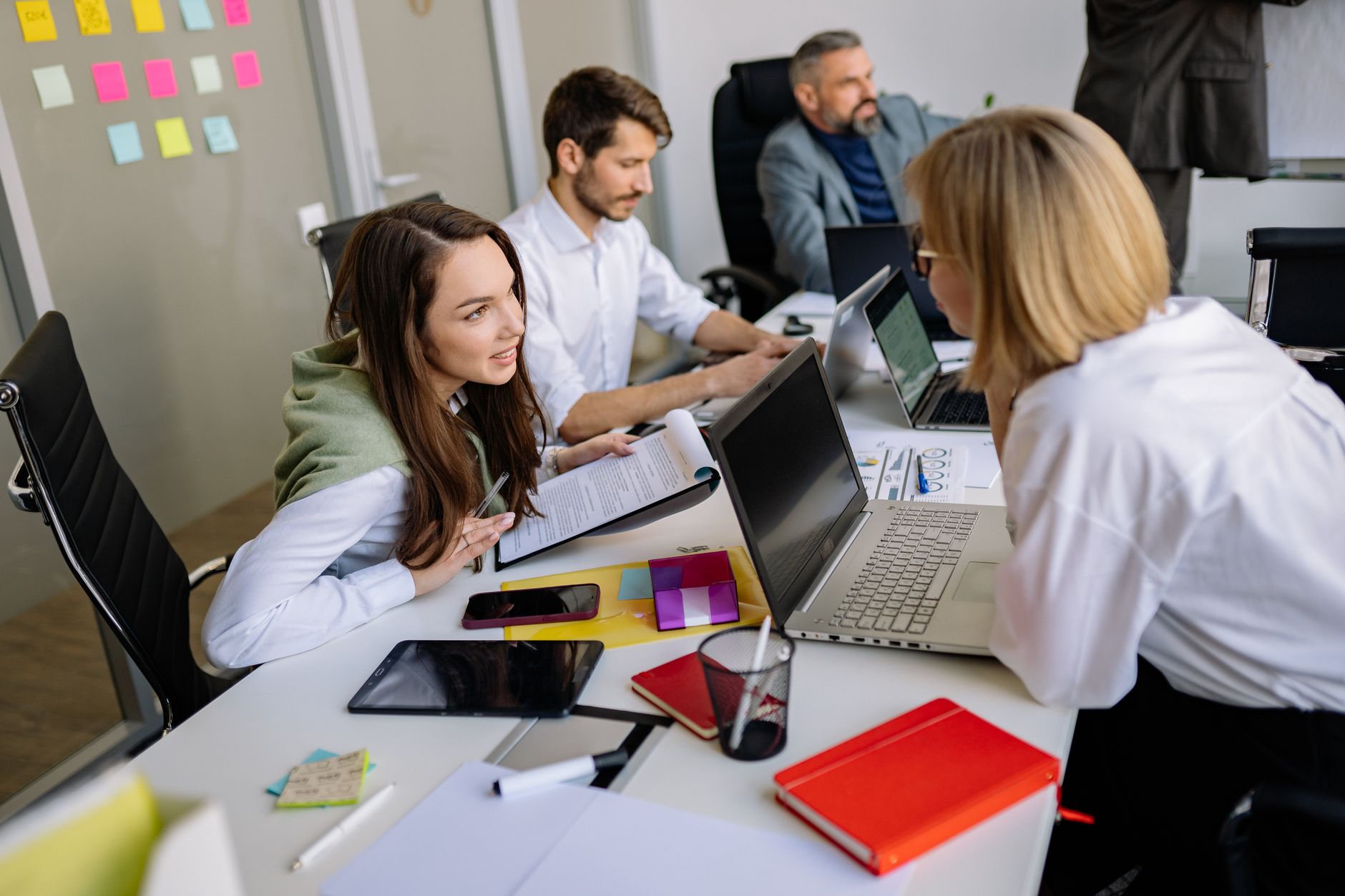 Digitale Transformation im Mittelstand: Team bespricht neue Rollen im Tagesgeschäft, die Führungskraft im Hintergrund