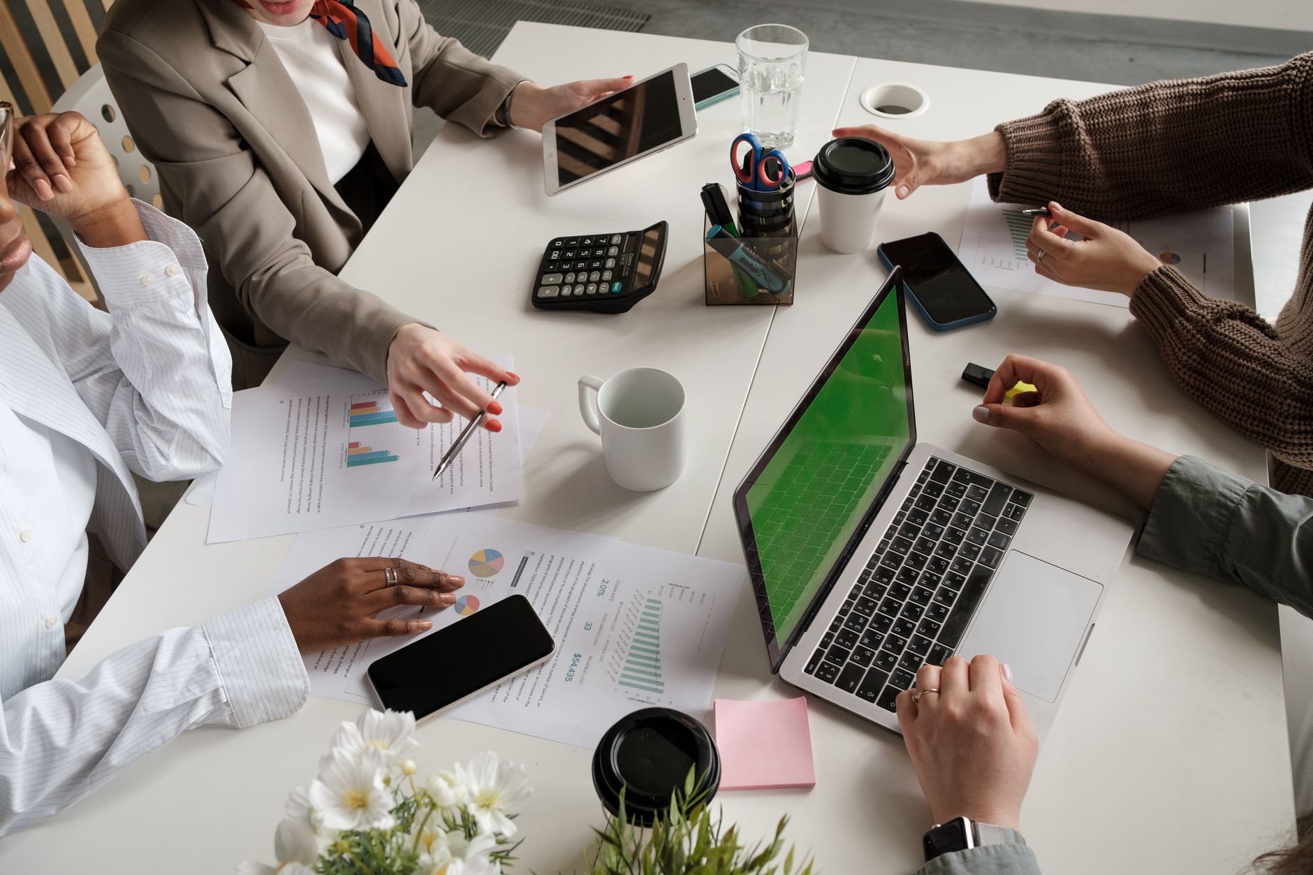 Digitalisierung im Mittelstand: Team analysiert Kennzahlen und Digitalstrategie am Tisch