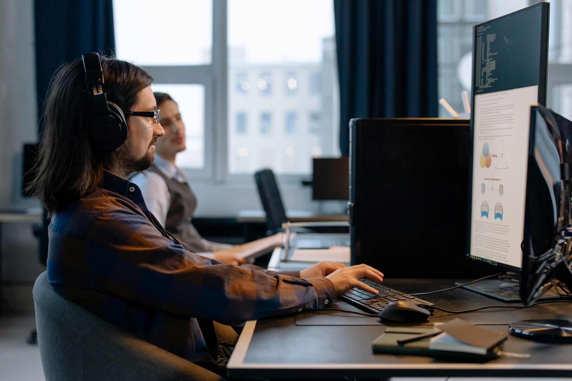 Entwicklerteam bei der Individualentwicklung, um Geschäftsprozesse zu digitalisieren