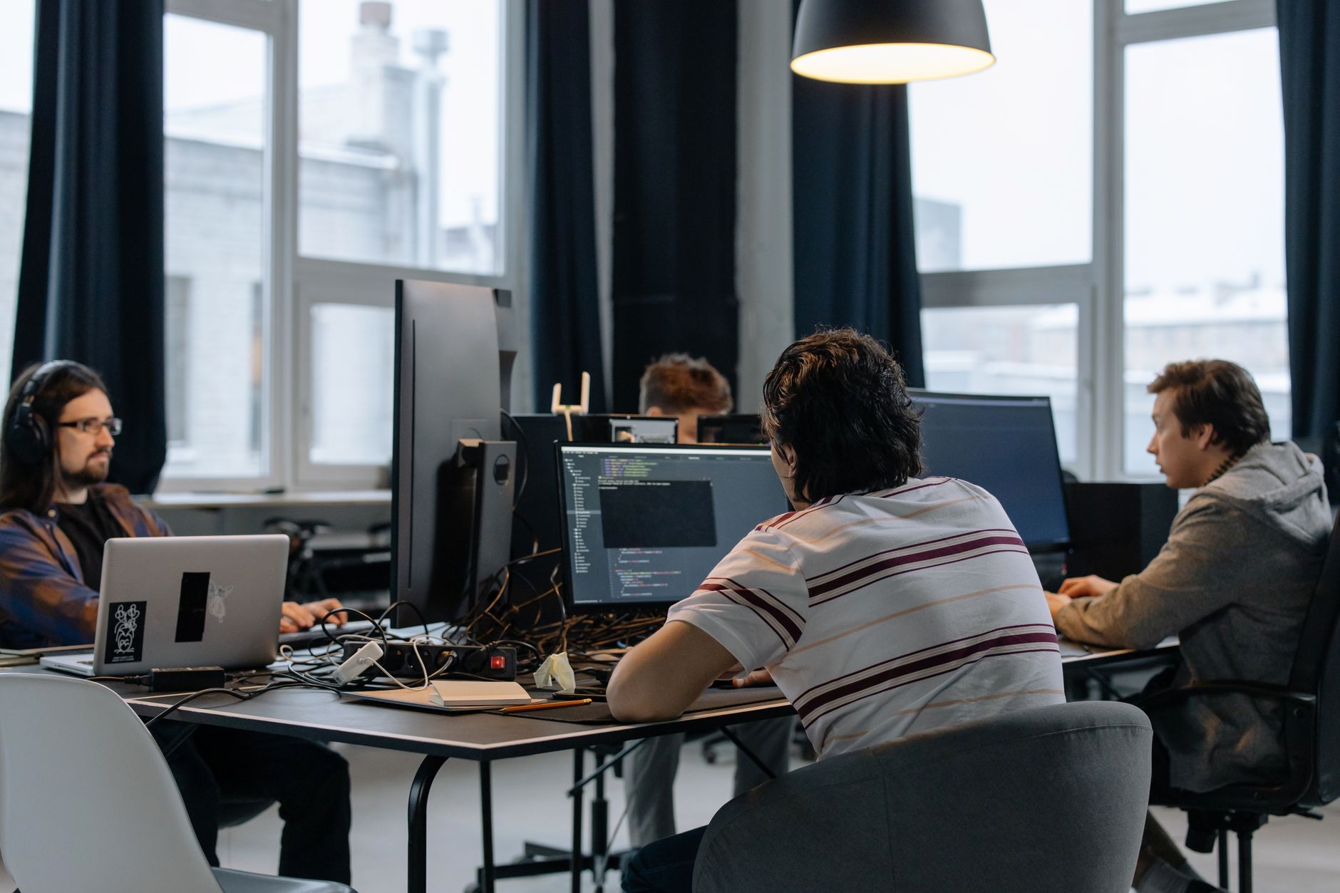 Entwicklerteam im Büro — die geleisteten Stunden bestimmen die Kosten der Softwareentwicklung stärker als der Stundensatz
