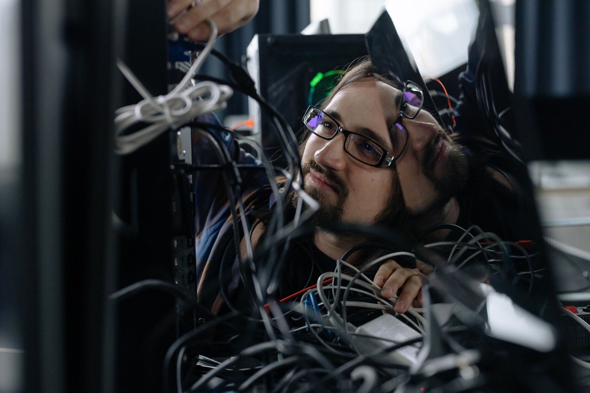 Techniker wartet Serverhardware — Betrieb und Wartung dominieren die Kosten der Softwareentwicklung nach dem Rollout