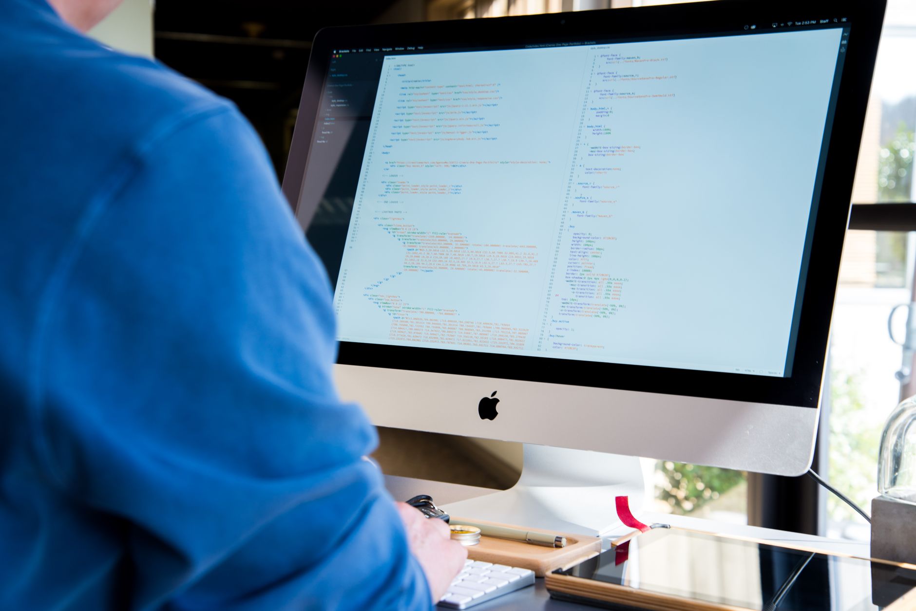 Entwickler am Arbeitsplatz — der Stundensatz einer Softwareentwicklung sagt nichts über die Zahl der benötigten Stunden