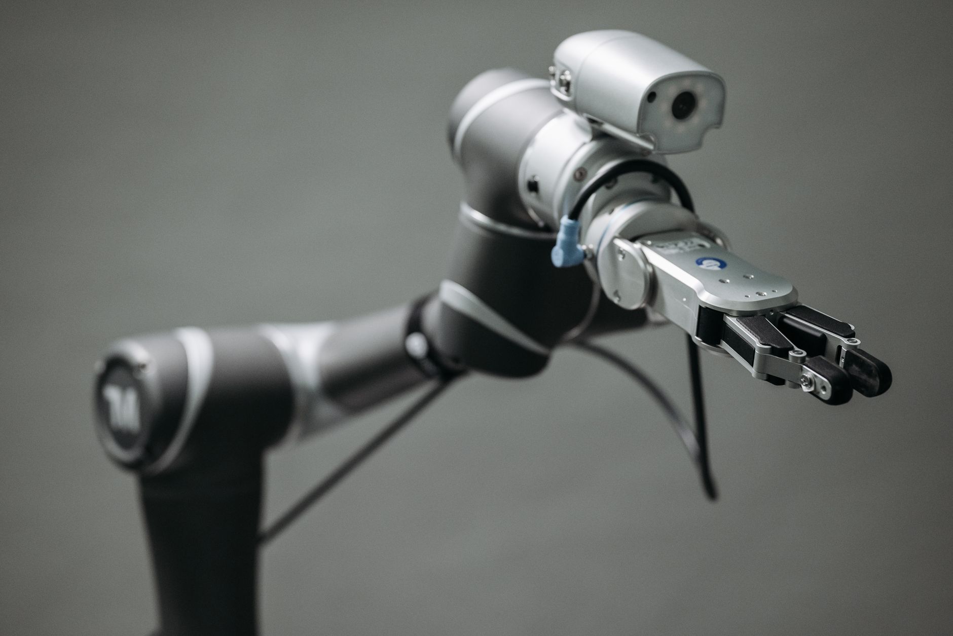 Objekterkennung in der Praxis: Roboterarm mit Kameramodul für die visuelle Erfassung