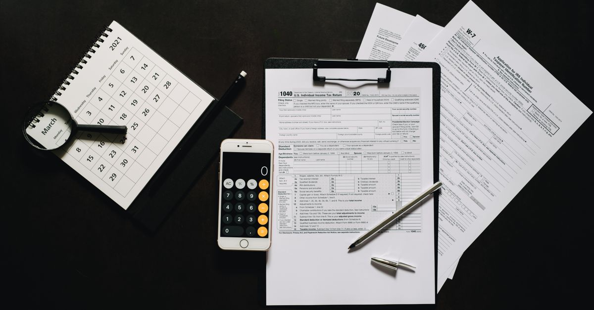 Alternative zur gestoppten ZIM-Förderung: Steuerformulare, Taschenrechner und Kalender auf einem Schreibtisch — die Forschungszulage wird über das Finanzamt beantragt, nicht über einen Fördertopf