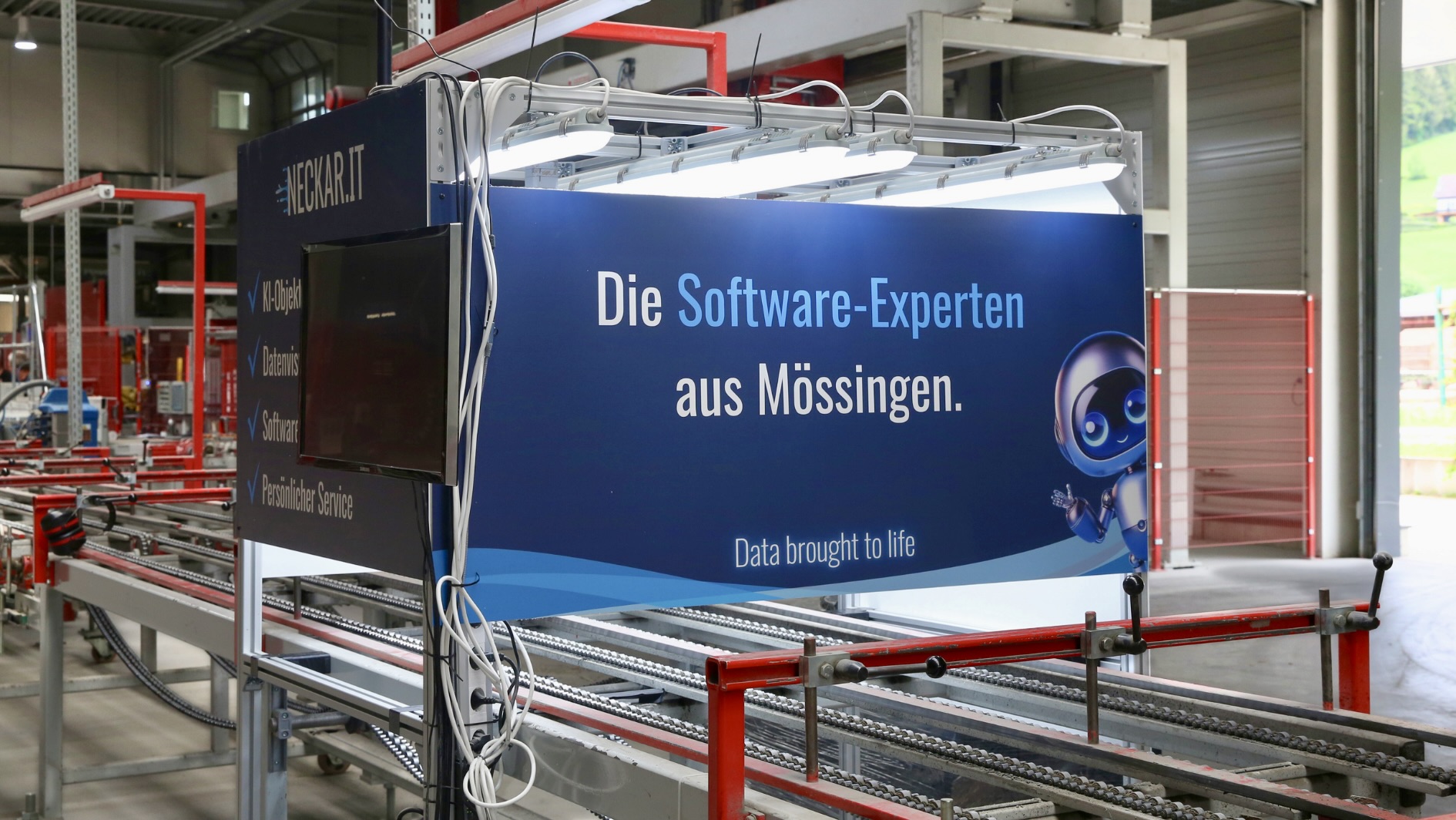 Monitor mit Live-Ansicht der KI-Objekterkennung